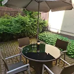 Host Garden Apartment *